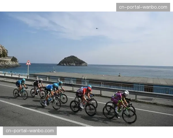 米兰-圣雷莫赛前，车手们在海边进行轻松骑行，气氛融洽