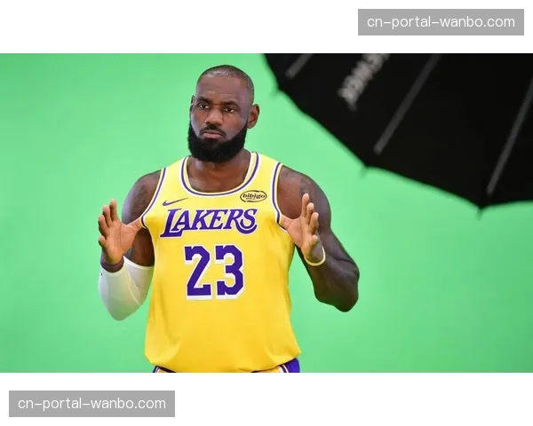 特写：詹姆斯生涯总得分突破45000分，主场暂停仪式接受全场致敬